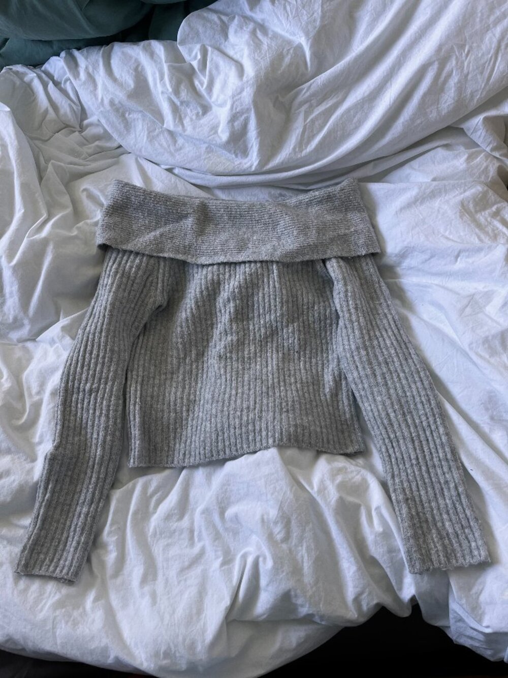 Dynamite Grey Off-Shoulder Ribbed Crop Sweater – XS/S
